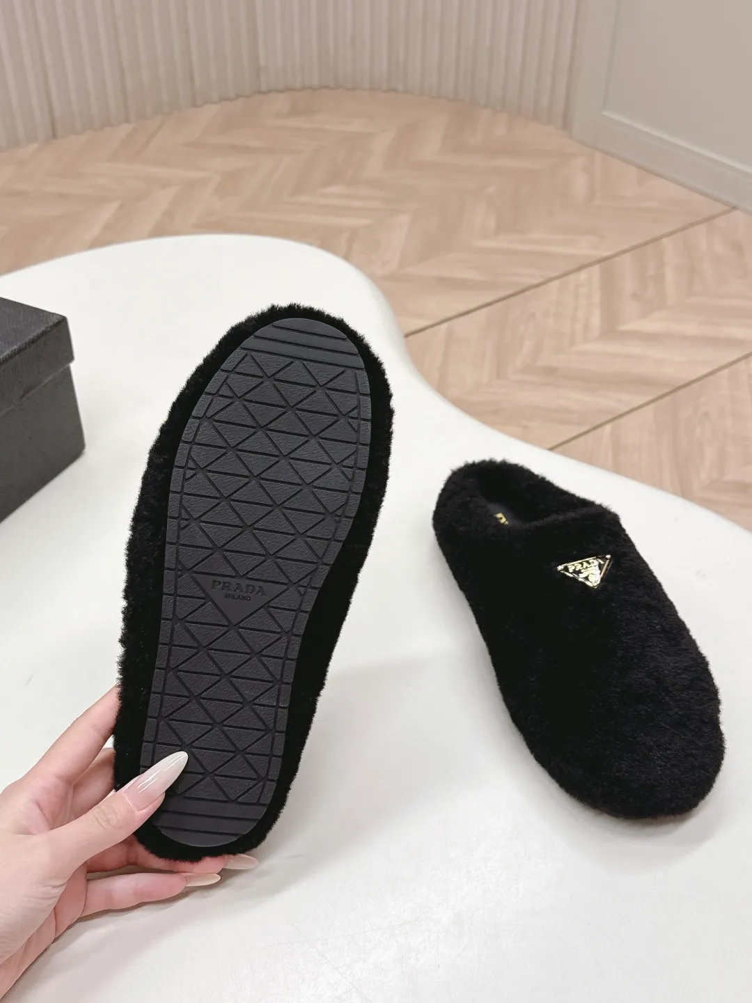 👟👟Ex-factory price 520👟👟 Prada prada25 autumn and winter furry slippers series, half-slip wool slippers, classic triangle buckle, comfortable, cute, cute, fashionable, elegant and versatile, the wool is comfortable and soft, awakening the warmth of autumn and winter. Let you walk comfortably from morning to night. Pair it with socks to easily cope with the changing seasons. Wool, sheep pattern lining, original outsole! 35-40 yards